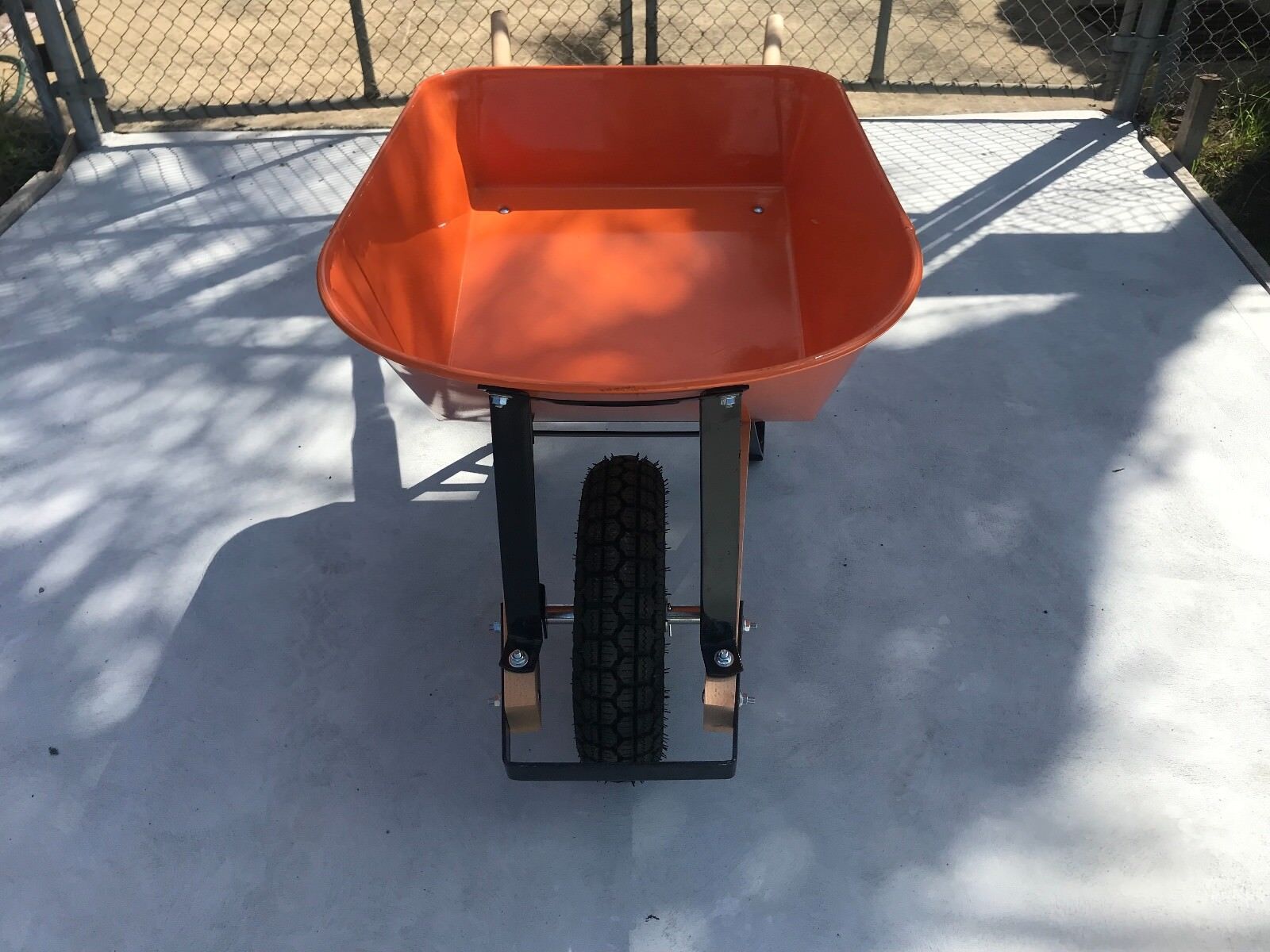 SYDNEY-MIX 100 Litre Heavy Duty Builders Wheel Barrow with Pneumatic Wheel (Air) - Image 4