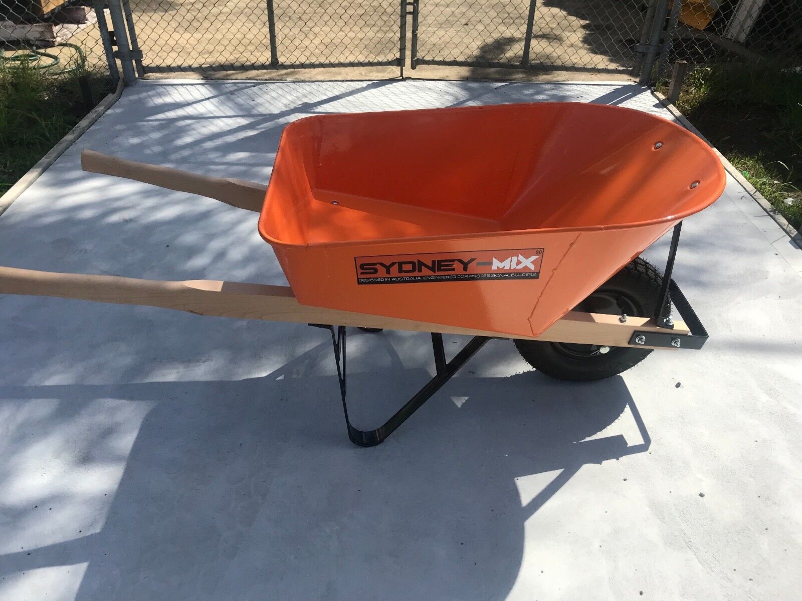 SYDNEY-MIX 100 Litre Heavy Duty Builders Wheel Barrow with Pneumatic Wheel (Air) - Image 5